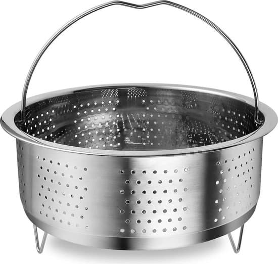Denne dampkoger i rustfrit stål med håndtag er til dampning af grøntsager, æg og pasta.