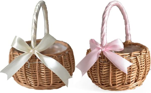 Två små flätade korgar med handtag, rottingkorgar med handtag, halmbröllopskorgar, bröllopsströsselkorgar, tärnblommor och frukt...