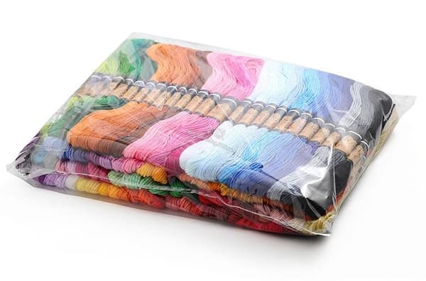 SY001 - 100 dockor broderigarn / moulinegarn