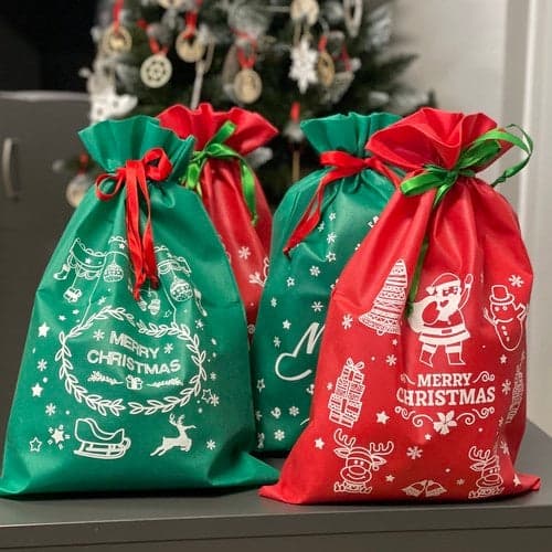 Julklappspåsar med snöre tomtemönster 45x29,5 cm 4-pack