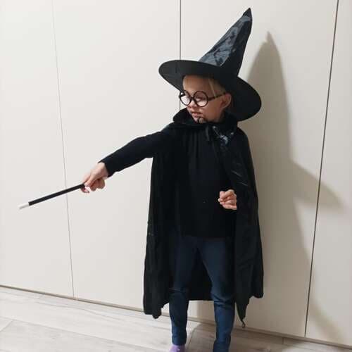Tryllekunstnerkostume barn sort 4 dele kappe 90 cm hat stav briller