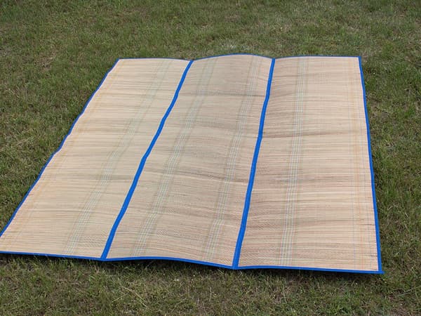 Strandmåtte halm 150x170 cm med aluminiumsunderside bærehåndtag