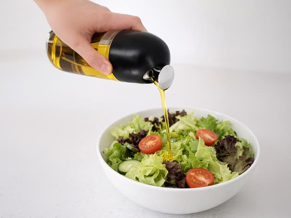 Oljedispenser i glas 510 ml med gravitationslåg sort