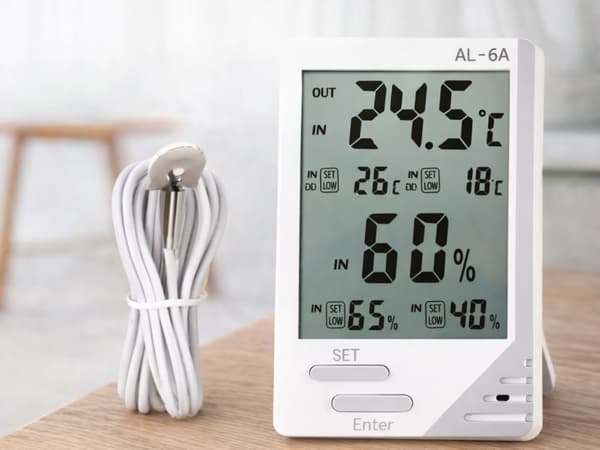 Termometer/hygrometer med LCD och trådbunden sensor inne/ute