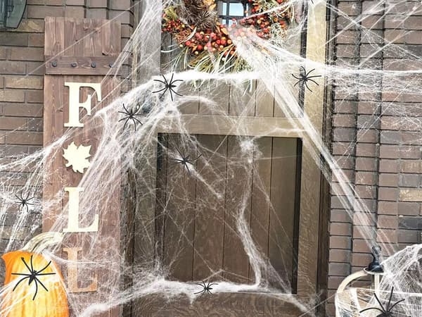 Halloween edderkoppespind hvidt, strækbart inkl. 4 edderkopper