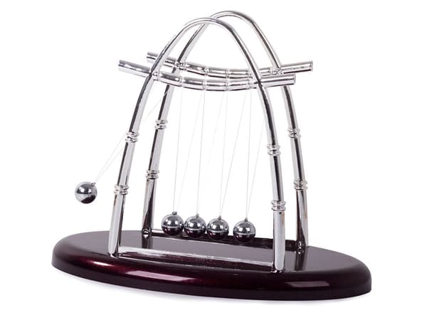 Newtons pendul med 5 kugler, skrivebordsmodel, 14 cm