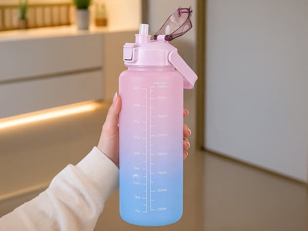 Vattenflaska 2 liter med sugrör och måttskala rosa/blå