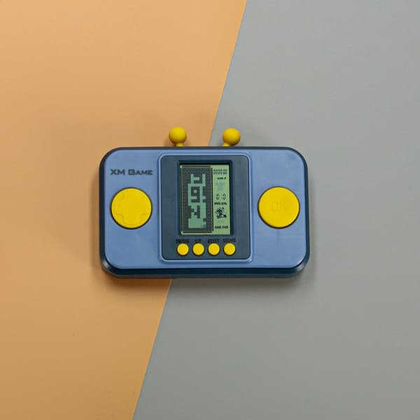 Bärbar retro spelkonsol grå med inbyggda spel, 2x AAA (ingår ej)