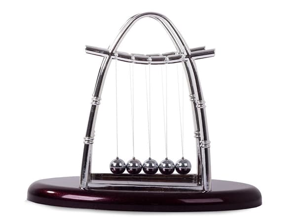 Newtons pendul med 5 kugler, skrivebordsmodel, 14 cm