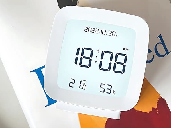 Digital väckarklocka LCD med datum temp luftfuktighet vit 8x8,5 cm