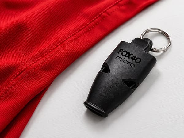 FOX 40 Micro pilli 110 dB nauhalla, väri satunnainen