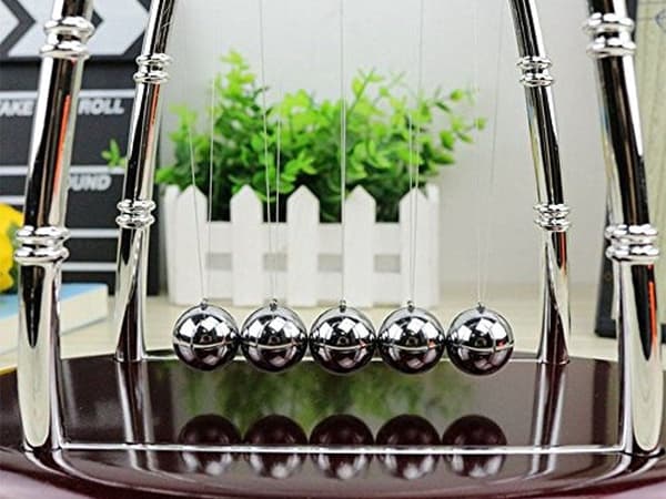 Newtons pendul med 5 kugler, skrivebordsmodel, 14 cm