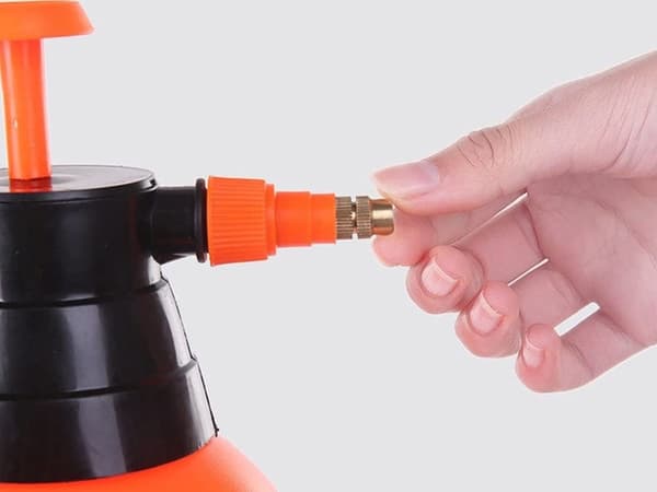 Tryckspruta 2 L för växter med justerbart munstycke och låsfunktion orange