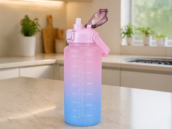 Vattenflaska 2 liter med sugrör och måttskala rosa/blå