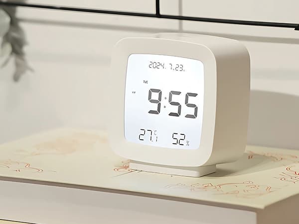 Digital väckarklocka LCD med datum temp luftfuktighet vit 8x8,5 cm
