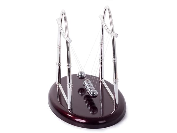 Newtons pendul med 5 kugler, skrivebordsmodel, 14 cm