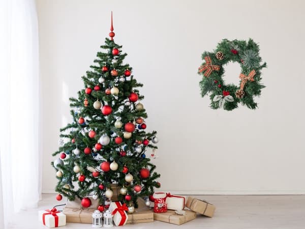 Julkrans med dekoration och kottar 20 cm