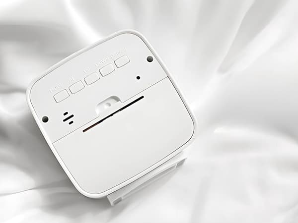 Digital väckarklocka LCD med datum temp luftfuktighet vit 8x8,5 cm