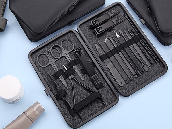 Manicure- og pedicure-sæt 18 dele sort etui