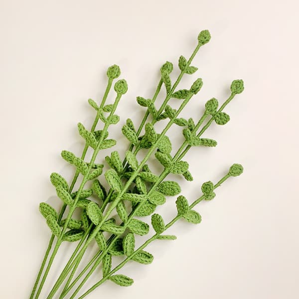 Handstickad bukett av simulerade virkade ullblommor, små prästkragar
