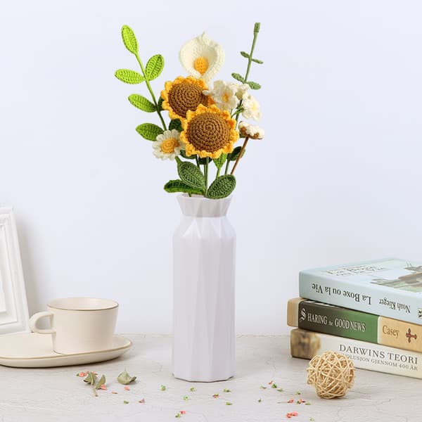Handstickad bukett av simulerade virkade ullblommor, små prästkragar