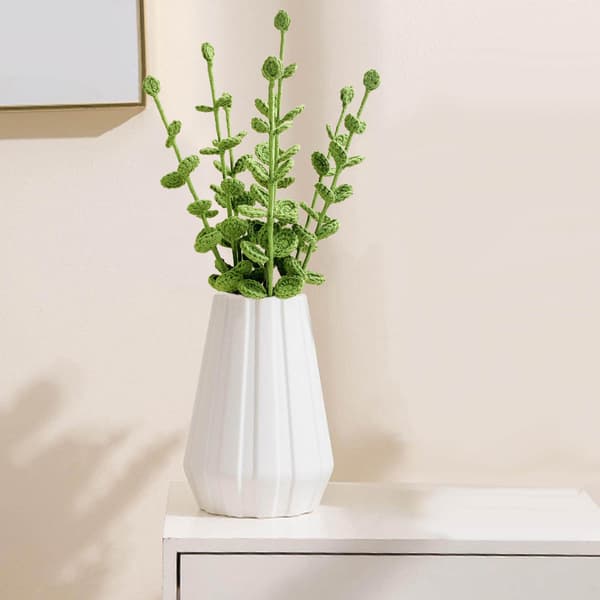 Handstickad bukett av simulerade virkade ullblommor, små prästkragar