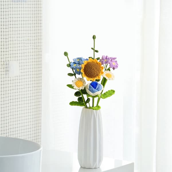 Handstickad bukett av simulerade virkade ullblommor, små prästkragar