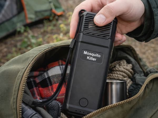 Sort bærbar myggespray USB – 6 refills medfølger