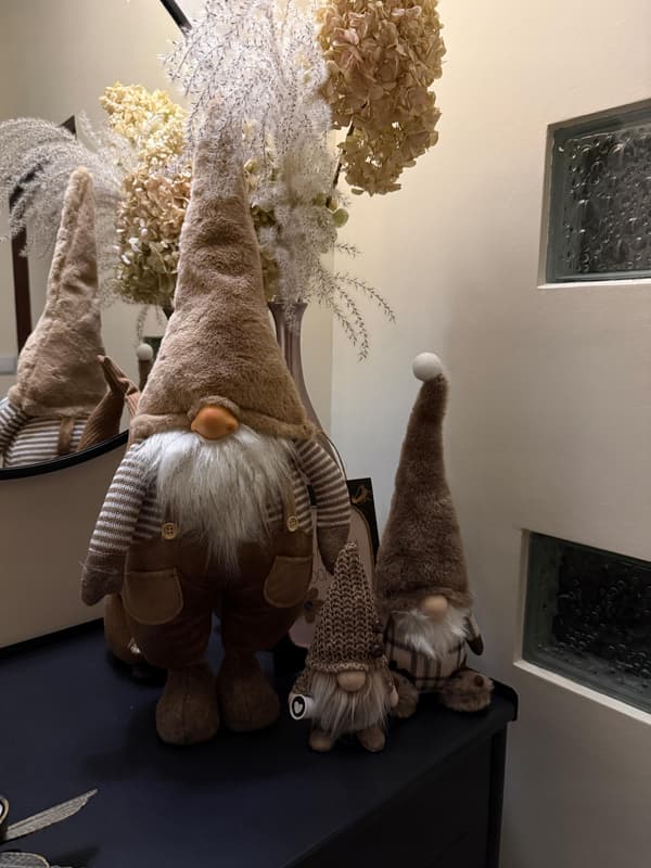 Handsydd julgransprydnad med gnomemotiv, boho