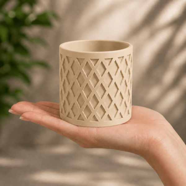 Beige urtepotte med geometrisk plantedække