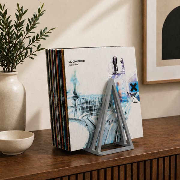 Grå vinylpladeholder afspiller nu vinylplader