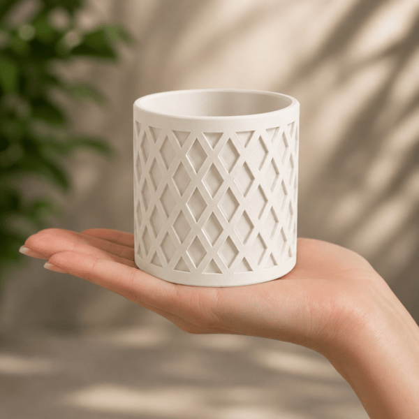 Vit blomkruka med geometriskt växtlock