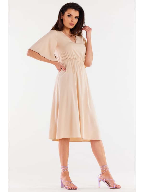 Utsvängd viskosklänning med V-ringning, beige M