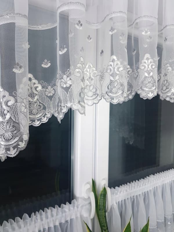 Køksgardin med broderi, jalusigardiner grå