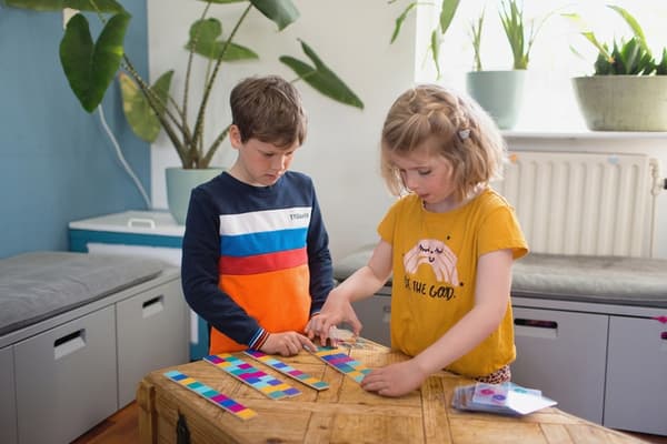 Färgglatt och dekorerat träpussel
