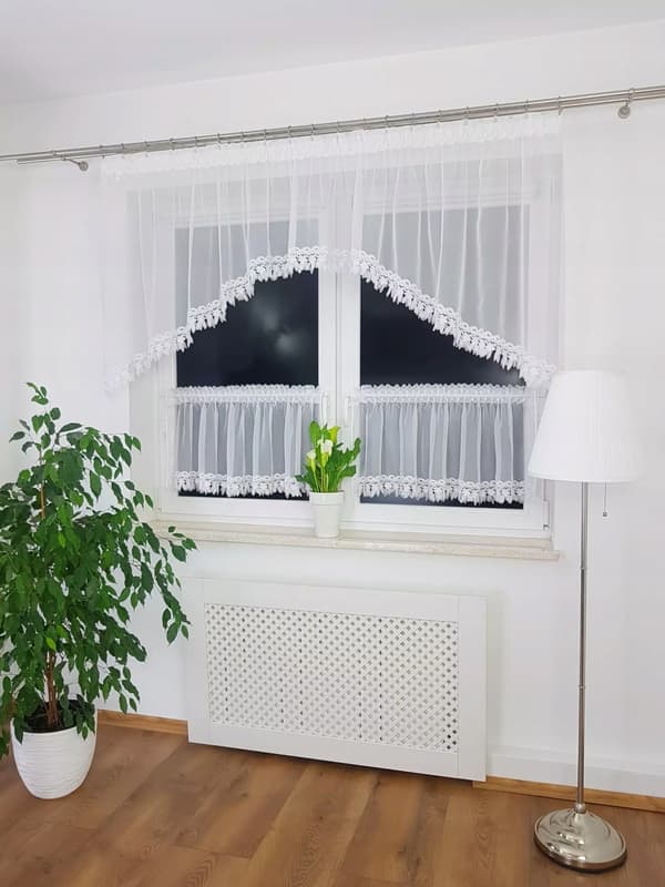 Gardin med veck dekorerad med diskret guipyrspets