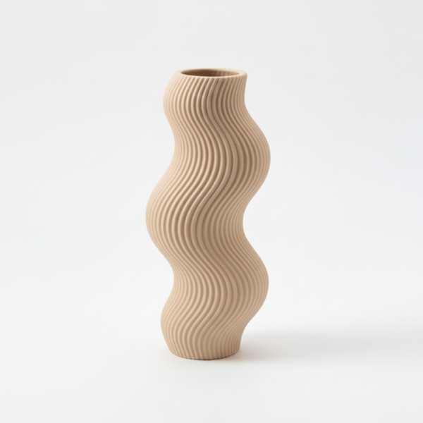 Vågformad dekorativ vas i beige, minimalistisk design