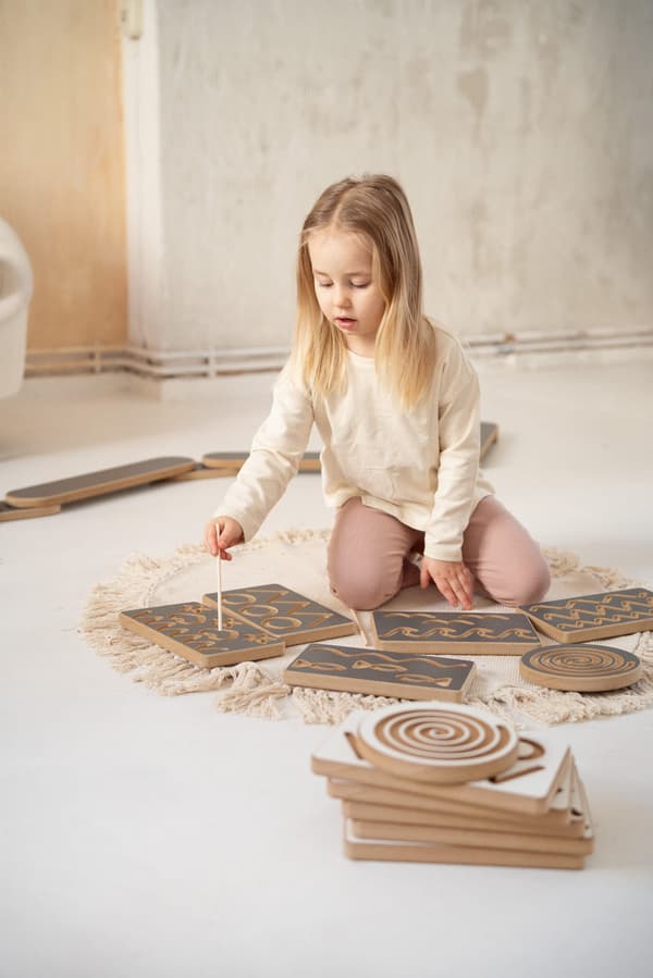 Set med 6 grafomotoriska brädor - grå