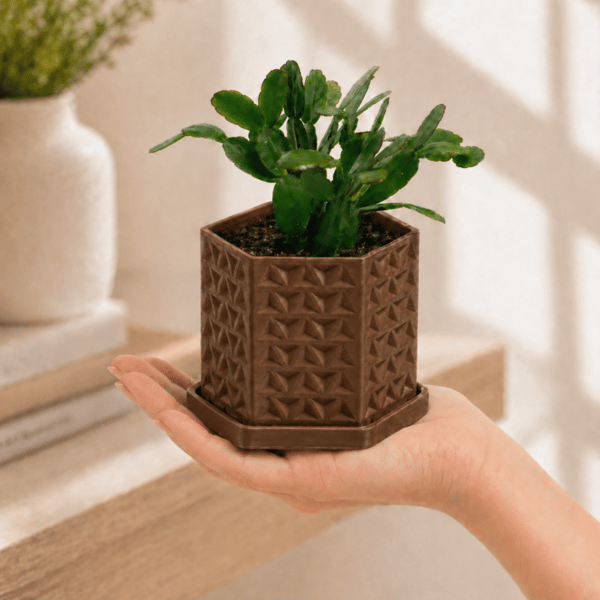 Brun geometrisk 3D-urtepotte med underkop og dræn, moderne