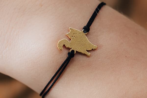 Norskt guldkattarmband på snöre