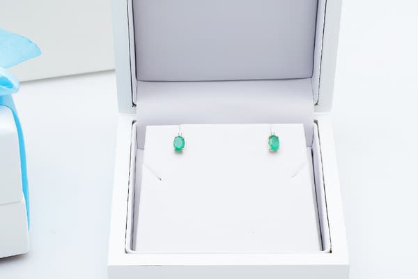 Guldøreringe med smaragder og diamanter