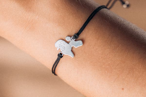 Silverpudelarmband på snöre