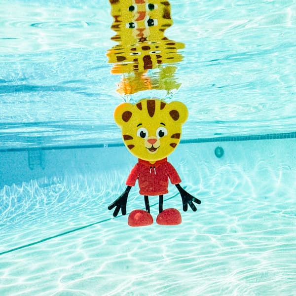 Set med sensoriska kuber som lyser i vattnet Daniel Tigern, Glo Pals