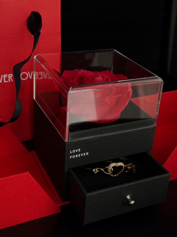 Smyckeset i presentask - halsband, armband, ros