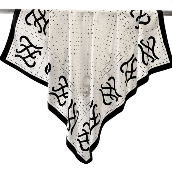Cremefarvet tørklæde med sort monogram 90x90 - retro elegance