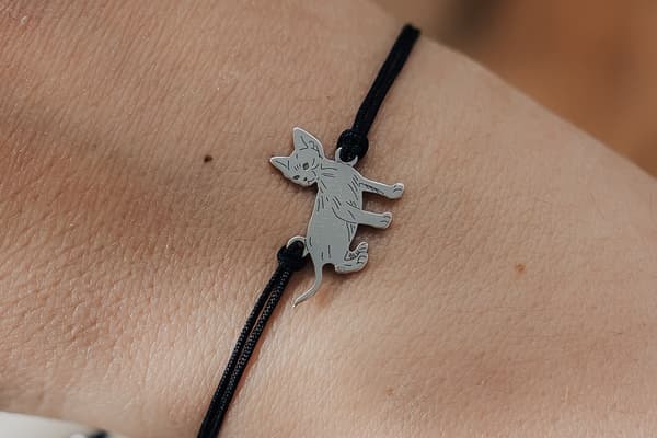 Armband med en silverfärgad Devon Rex-katt på ett snöre