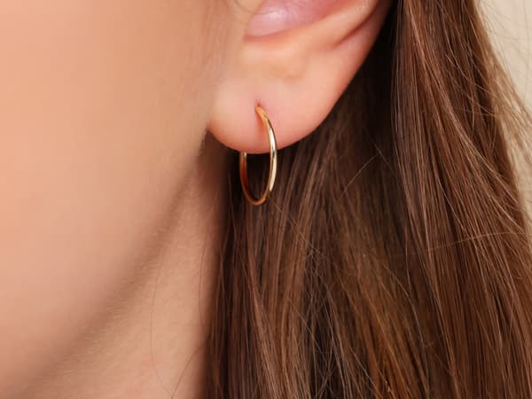 585 GULDÖRHÄNGEN, creoler, diameter 16 mm, grå, modernt spänne