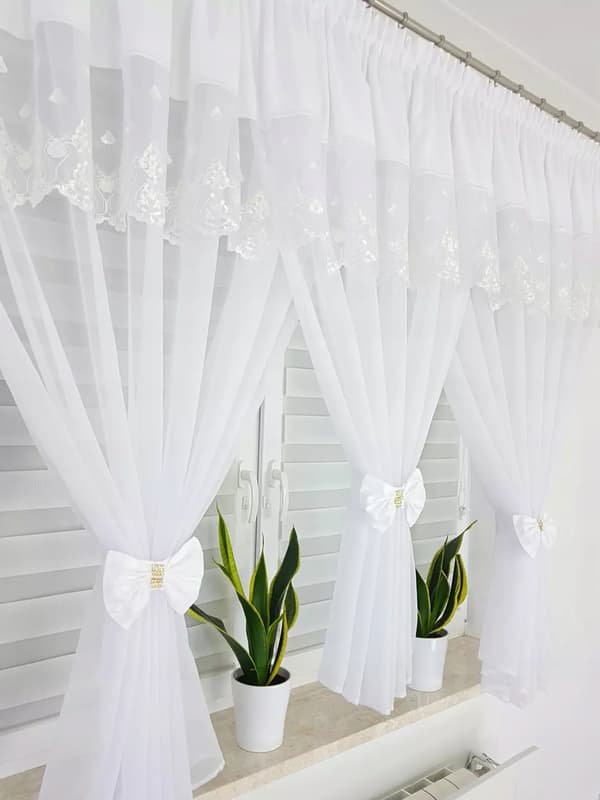 Broderad gardin dekorerad med charmiga rosetter - vit