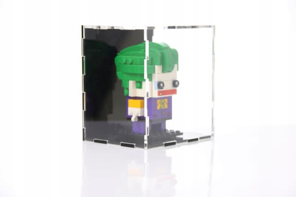 Lego Brickheadz -vitriini, suojaa pölyltä ja UV-säteilyltä, musta tausta