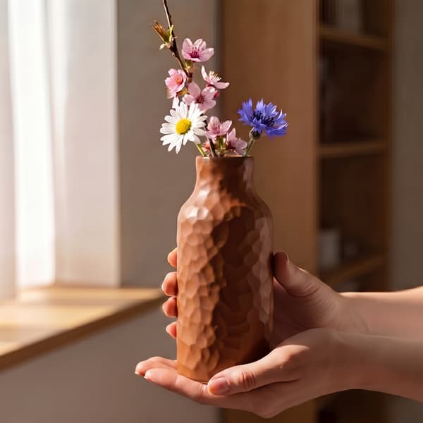 En stilfuld, sløret brun vase til blomster